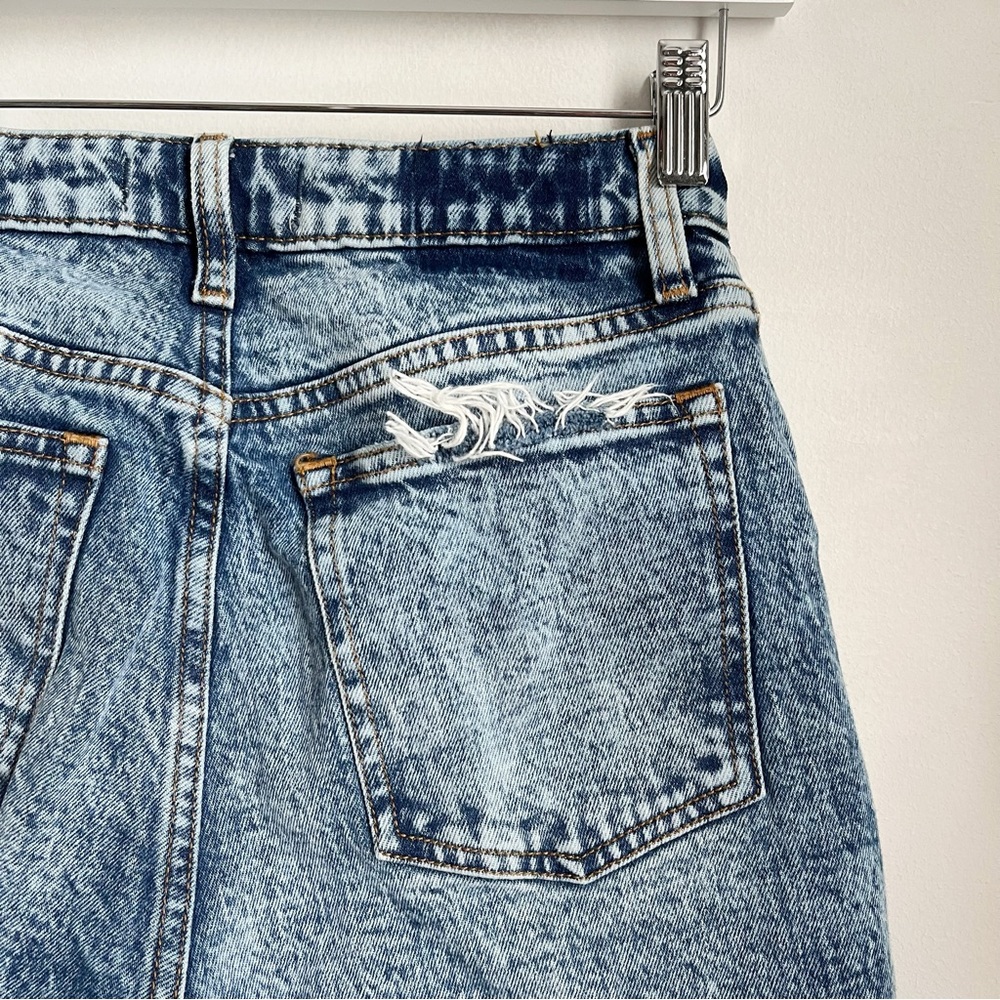 Abercrombie & Fitch The Mom High Rise Curve Love Jeans in Acid Wash Blue - Picture 6 of 11